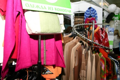 …И купить можно было и приземленный продукт, не обещающий волшебных свойств: этническую одежду и аксессуары, мед и тому подобное. …И купить можно было и приземленный продукт, не обещающий волшебных свойств: этническую одежду и аксессуары, мед и тому подобное.